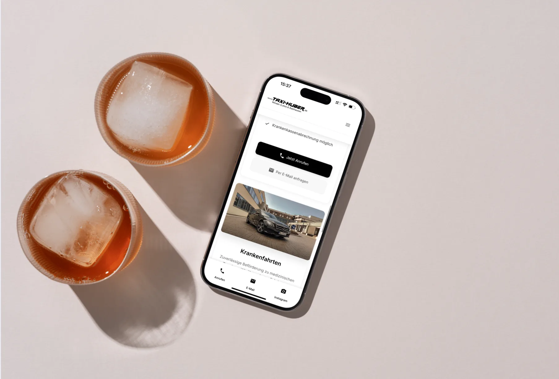 Smartphone-Mockup eines mobil optimierten Webauftritts für ein Fahrunternehmen
